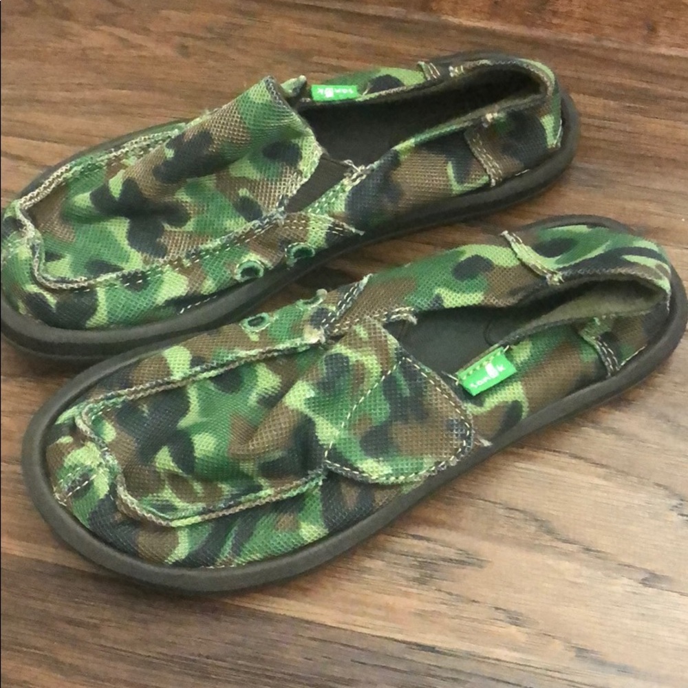 Boys camo sanuk Velcro slip ons